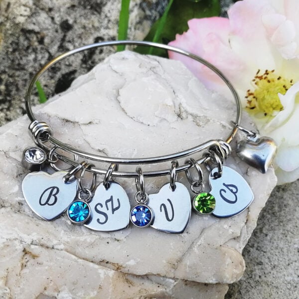 Amora karkötő születéskövekkel és monogrammal